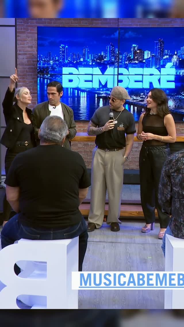 Reacción de los presentadores de Bembere durante una presentación musical